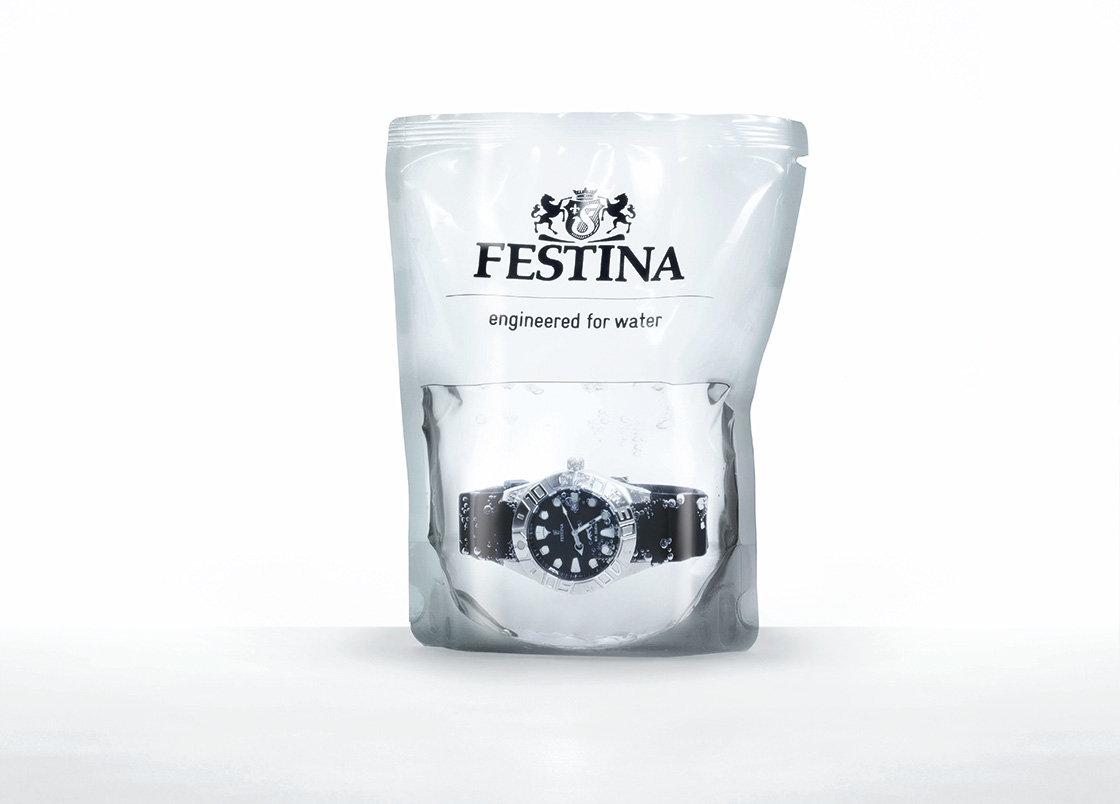 品牌包裝範例：Festina 為強調自家產品防水性質，將商品泡在水中出售