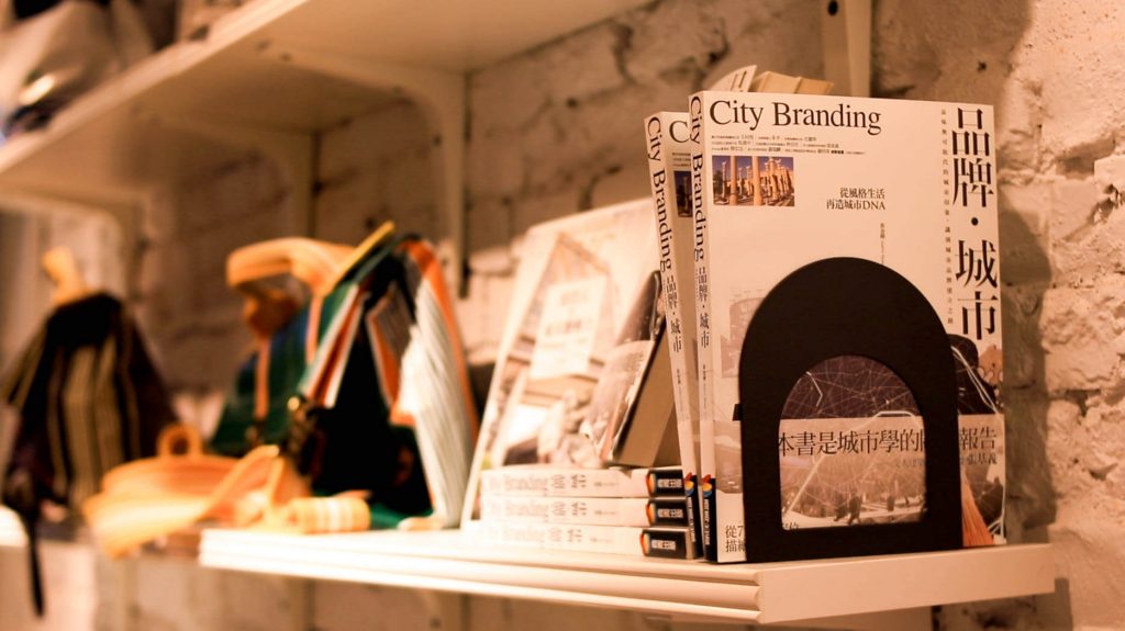 日常經典西門直營店一隅，其中有販售 Andrew 出版的書籍《品牌．城市》