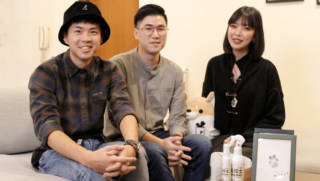 毛時光團隊，成員左起為共同創辦人 Steve、共同創辦人 Jason 及社群行銷經理 Hsuan