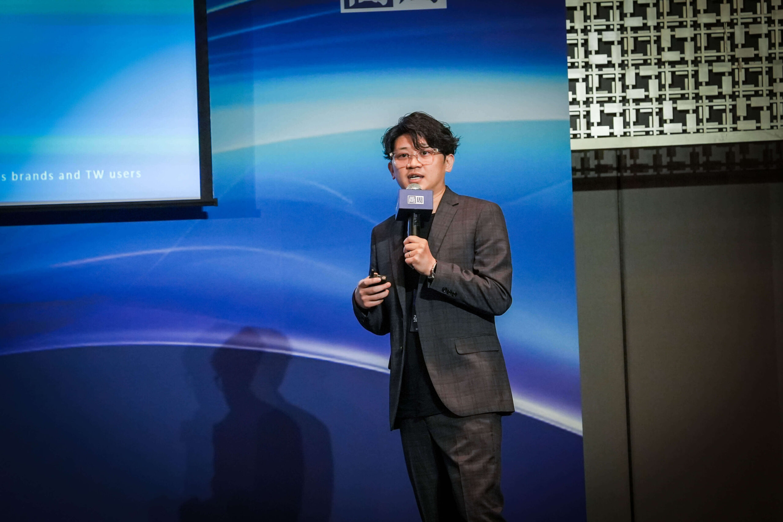 《 WitsPer 智選家 》的執行長張耀方分享品牌落實「五看三定」策略成功帶動營收正成長