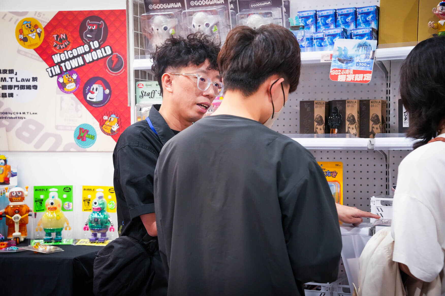 《 1982 小時候 》創辦人大 D 與逛展民眾介紹商品與品牌理念