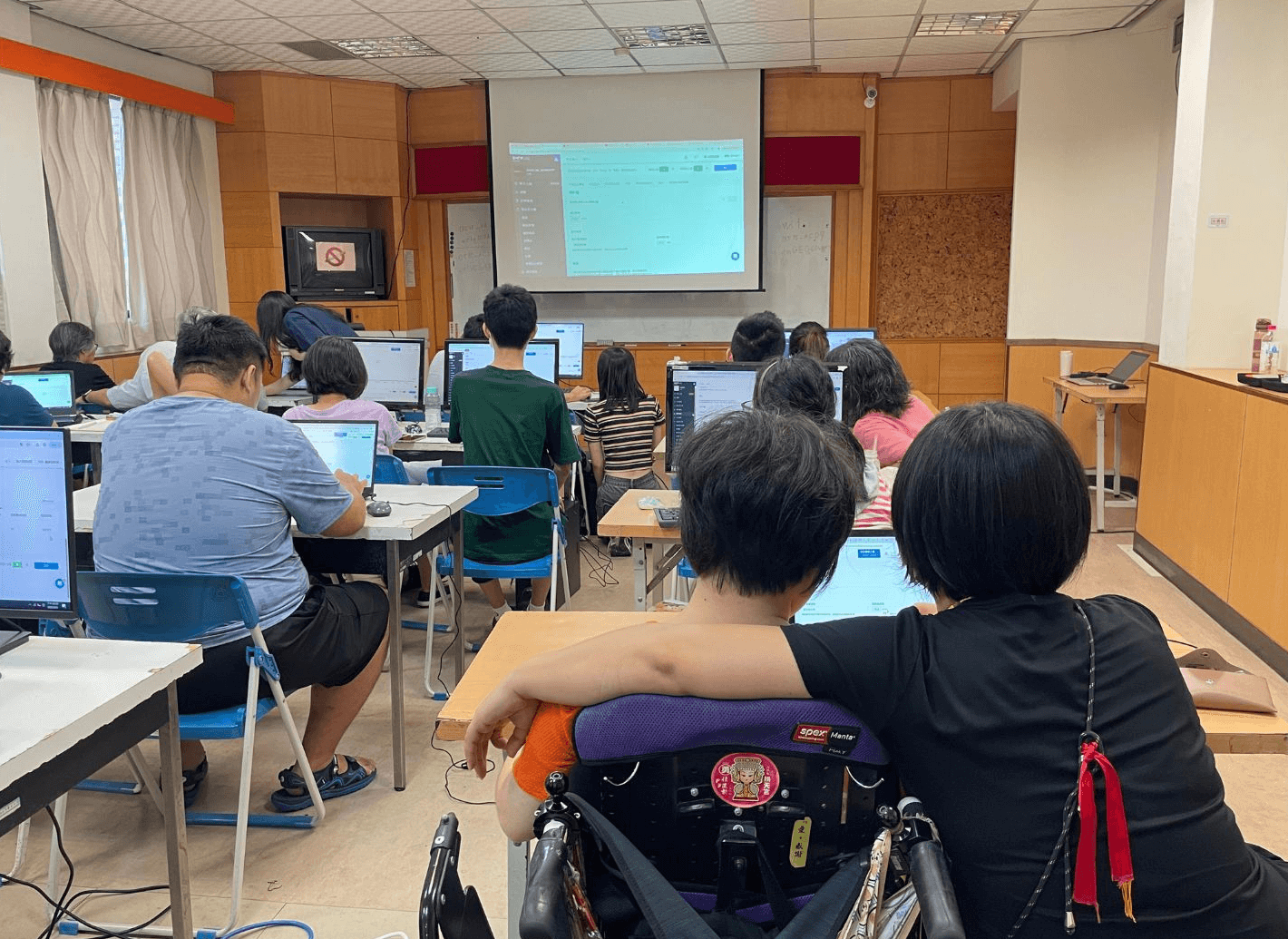 在 SHOPLINE 顧問團隊的帶領下，腦麻青年與家長一同參與電商實戰課程