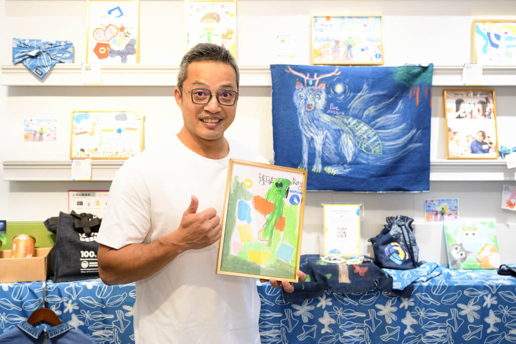 SHOPLINE 集團聯席總裁徐向緯和共創畫作