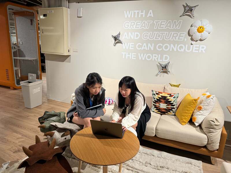 SHOPLINE 團隊側拍