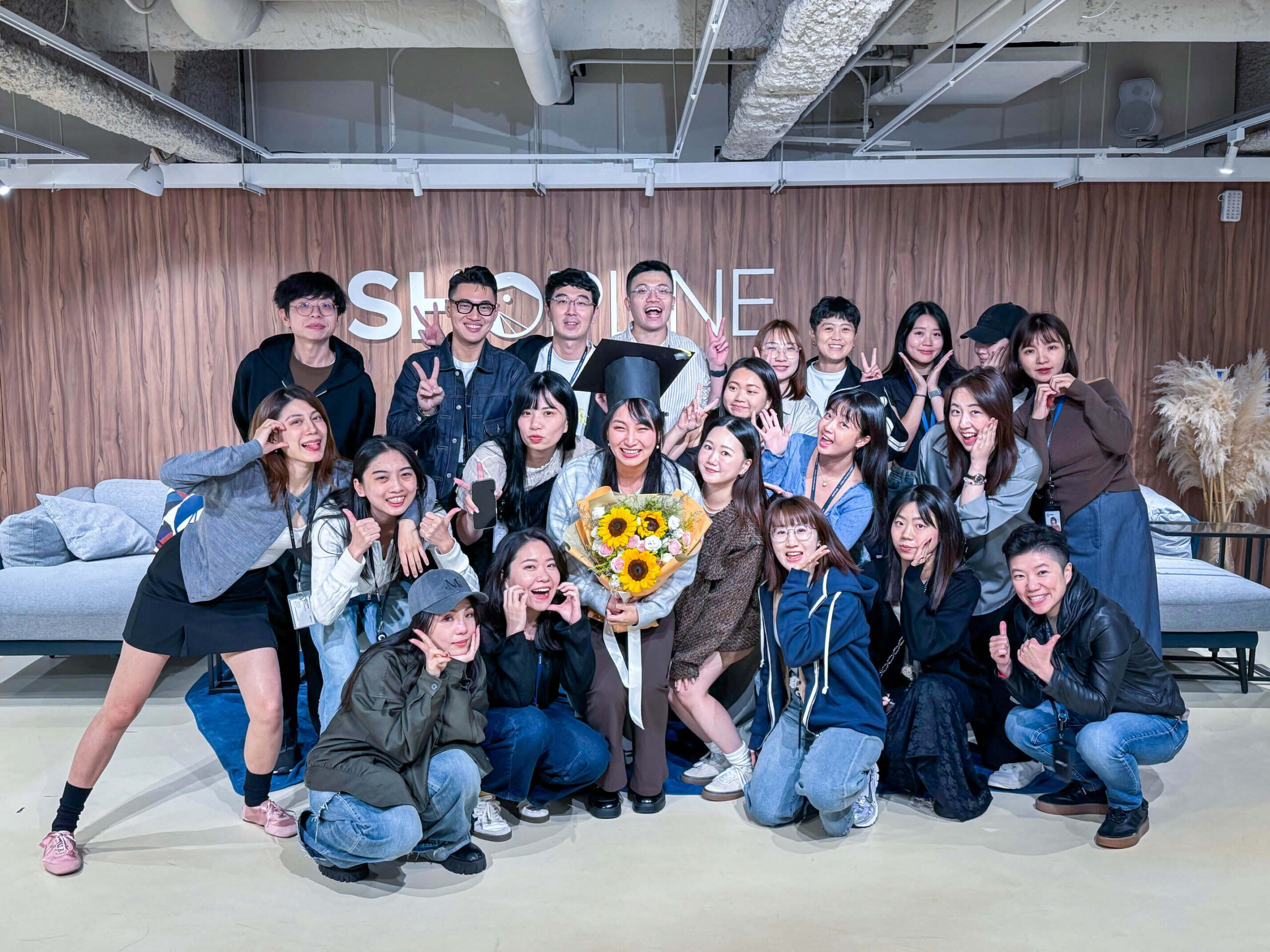 Hank 與商務拓展團隊合照