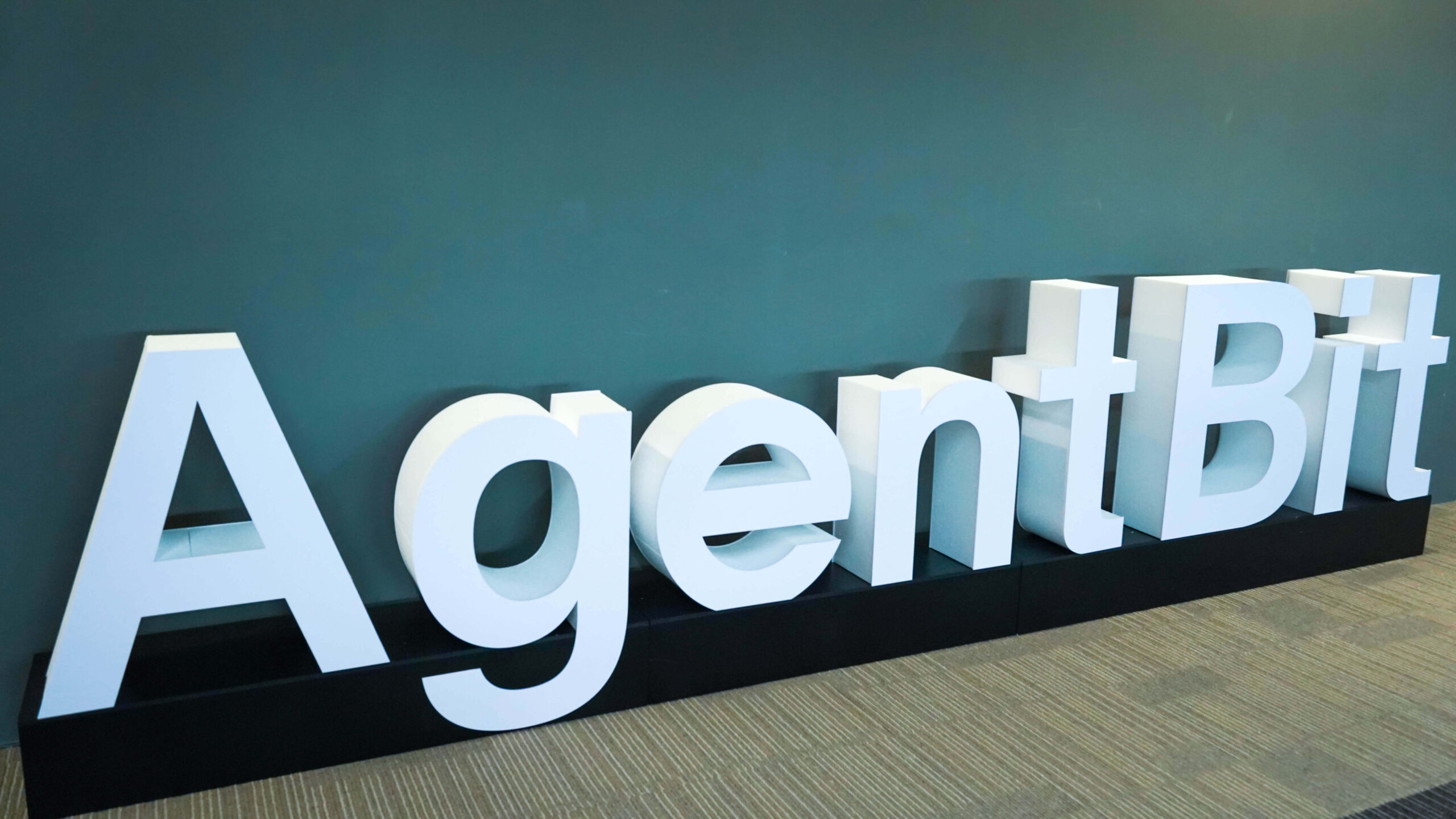《 beBit TECH 》 台北辦公室一隅:AgentBit 的立體 Logo 牌